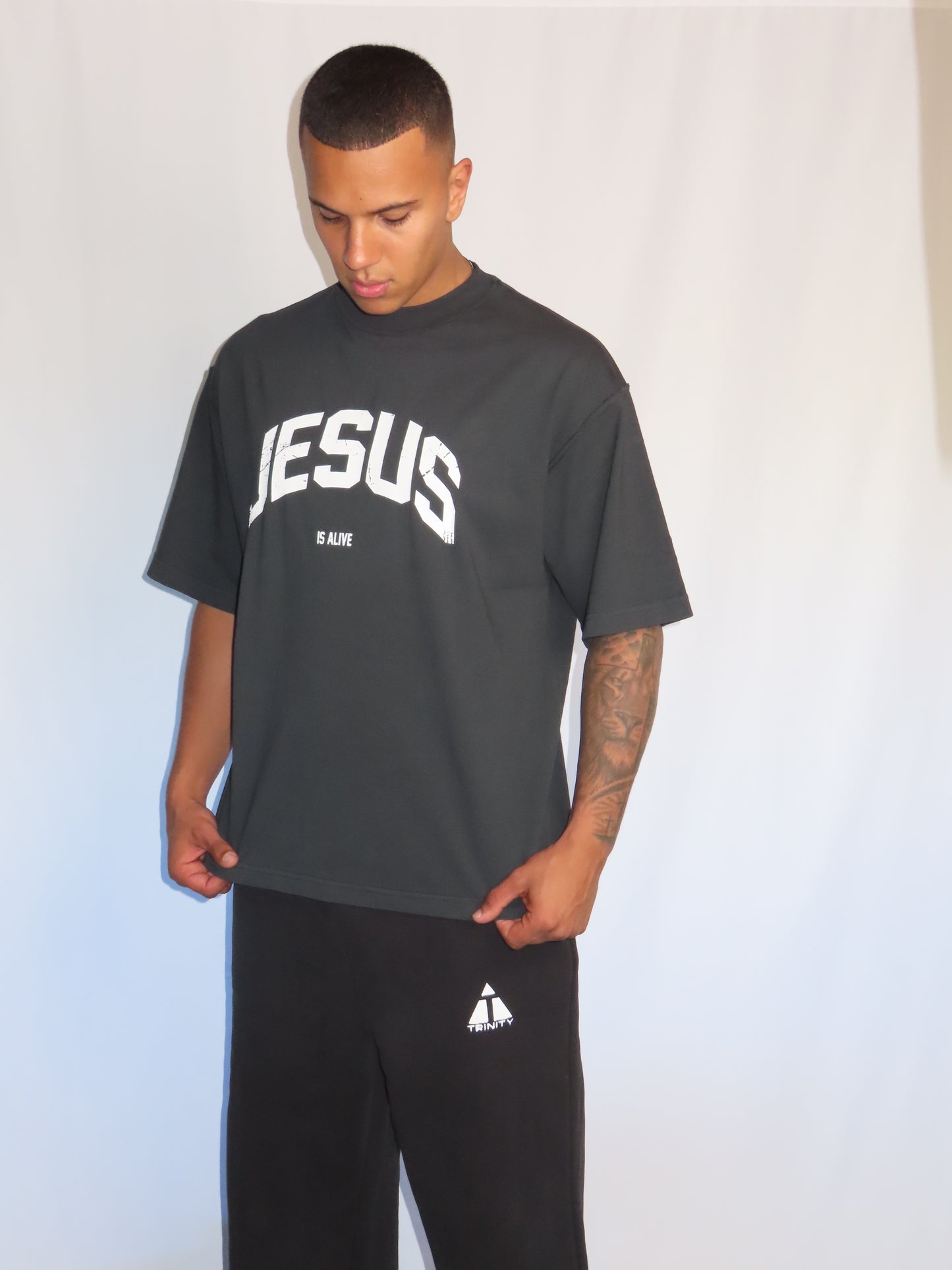"JESUS IS ALIVE" OVERSIZE TEE SCHWARZ
