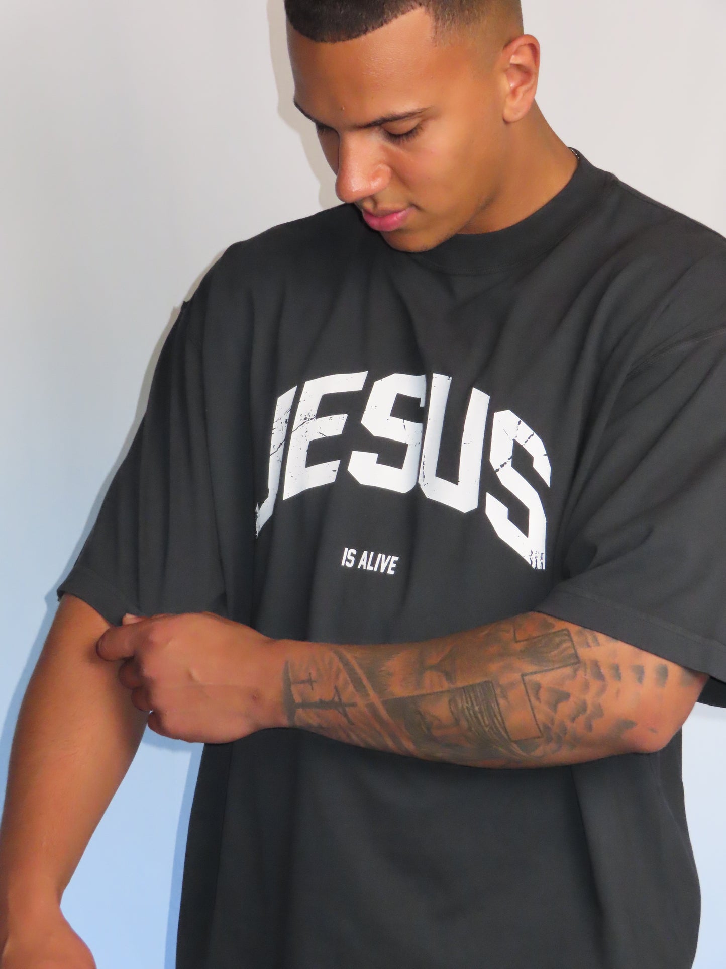 "JESUS IS ALIVE" OVERSIZE TEE SCHWARZ
