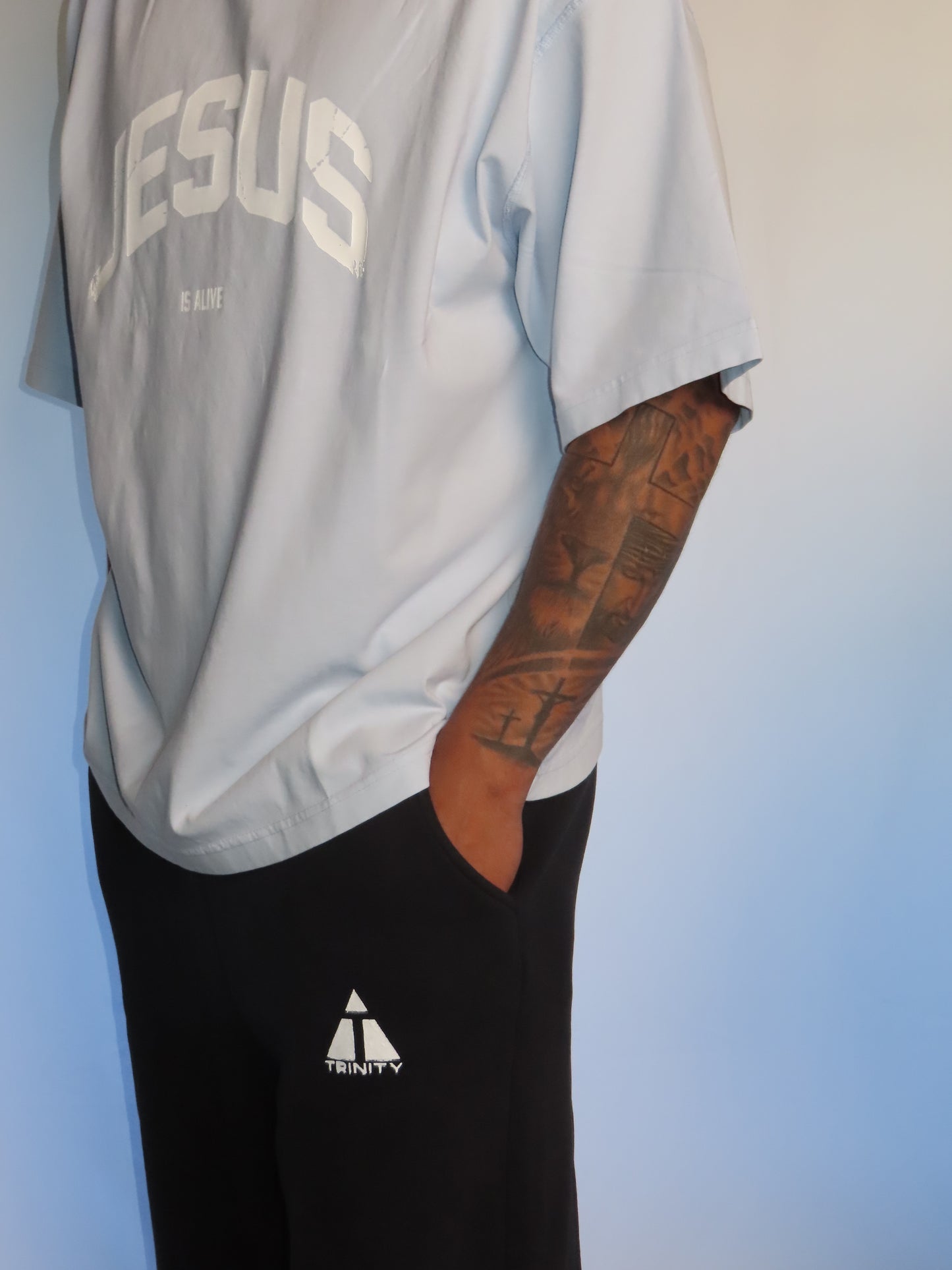 "JESUS IS ALIVE" OVERSIZE TEE BABY BLAU