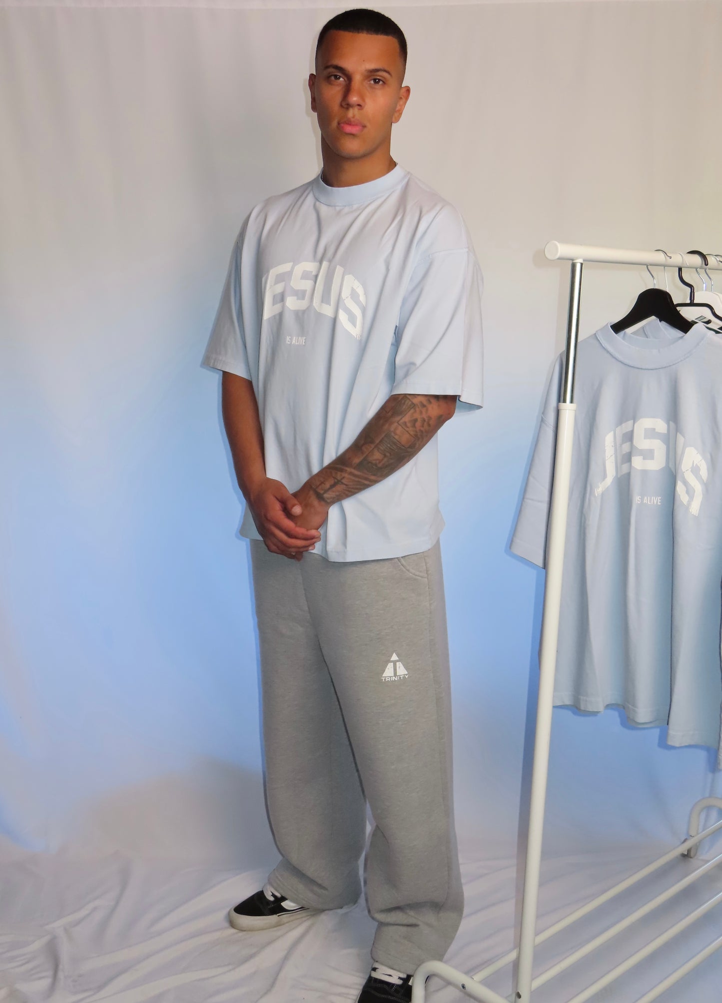 "JESUS IS ALIVE" OVERSIZE TEE BABY BLAU