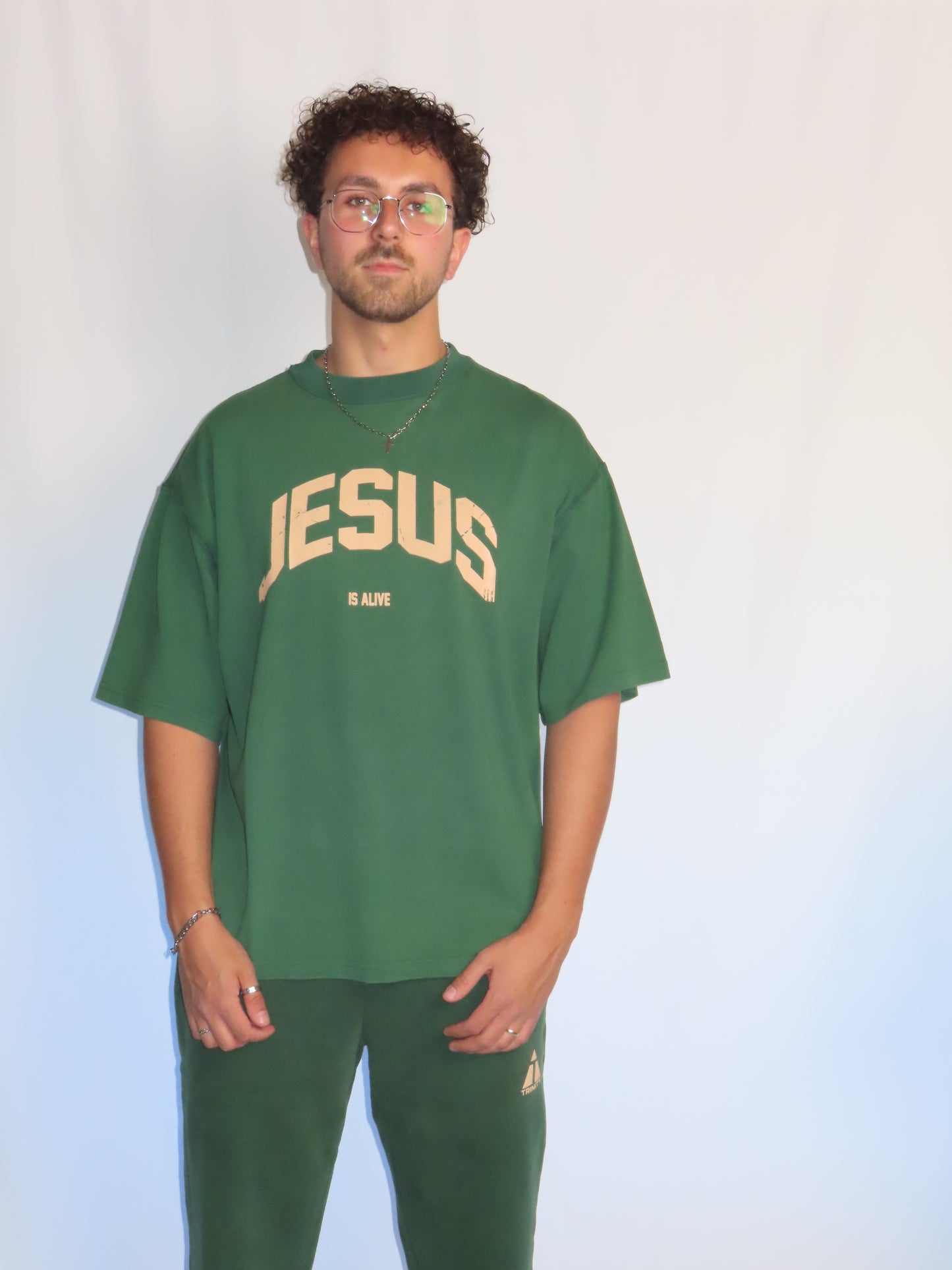 "JESUS IS ALIVE" OVERSIZE TEE GRÜN
