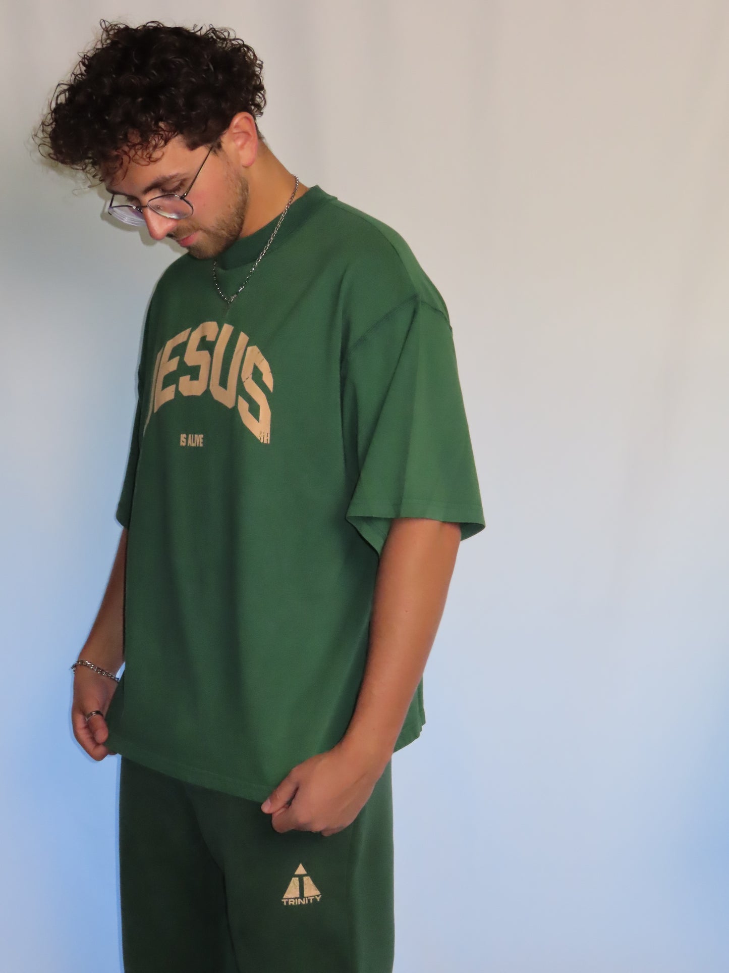 "JESUS IS ALIVE" OVERSIZE TEE GRÜN
