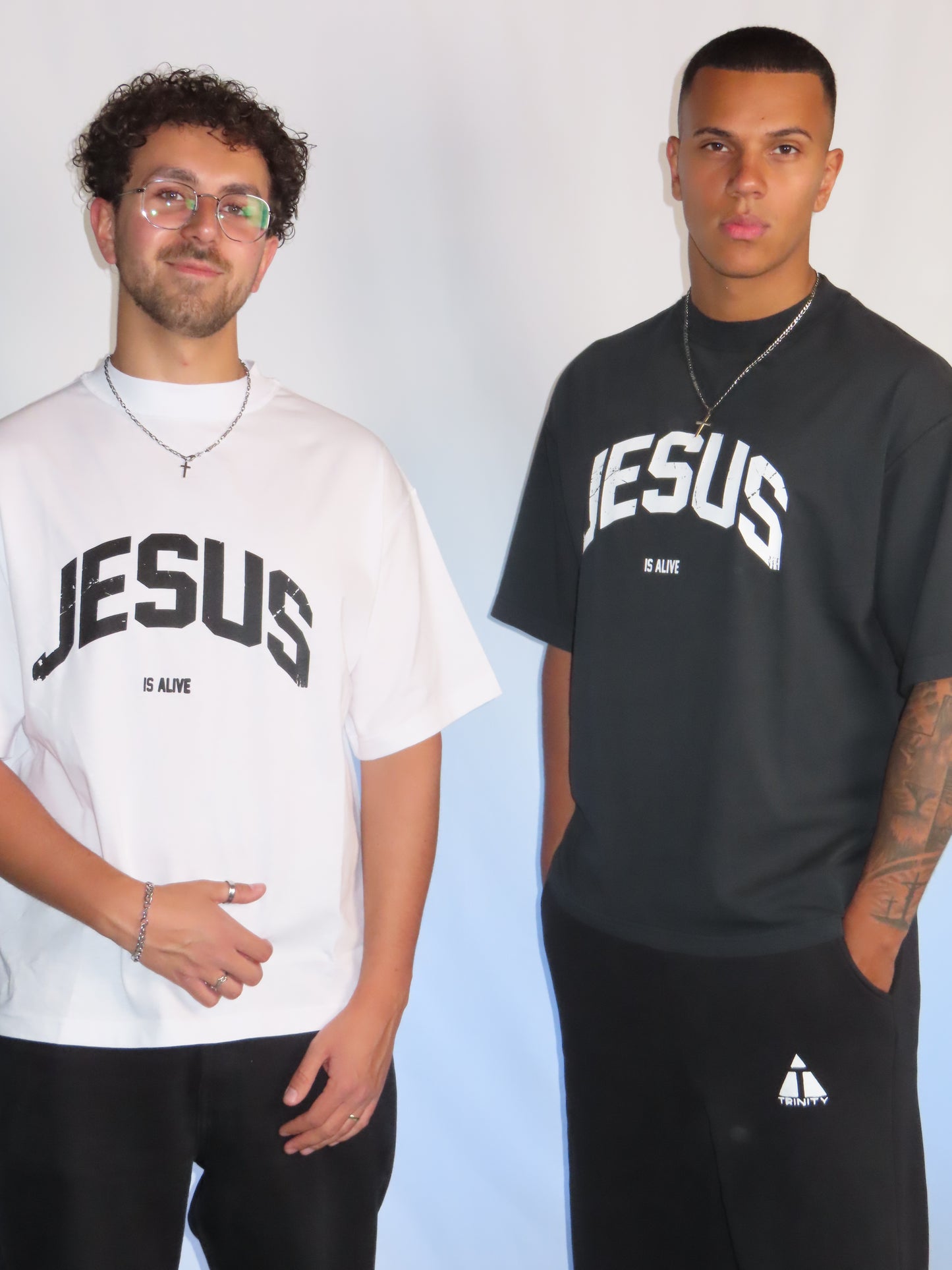 "JESUS IS ALIVE" OVERSIZE TEE WEIß