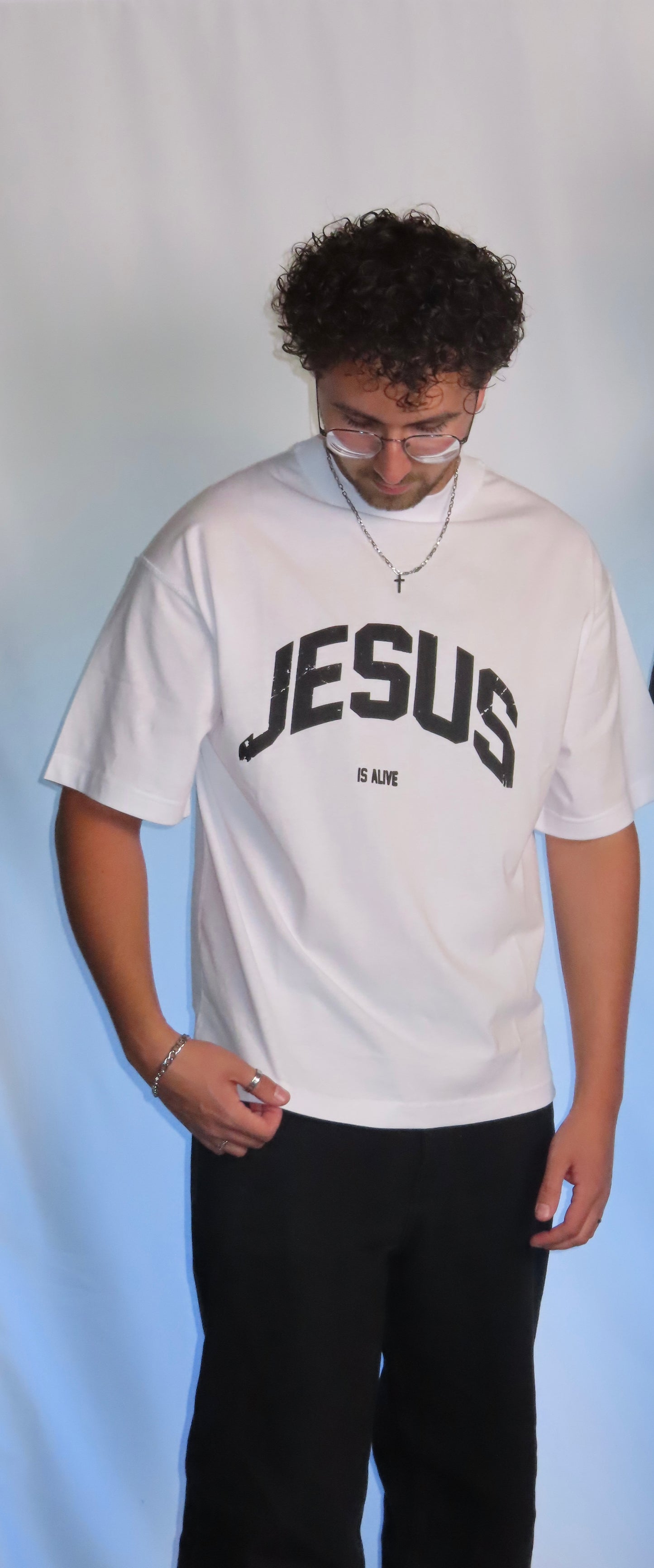 "JESUS IS ALIVE" OVERSIZE TEE WEIß